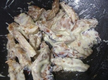 step6: 6.     開鑊，落小小焗豬扒後既油…加豬扒件及沙拉醬炒勻