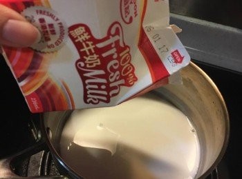 step3: 牛奶和糖加入鍋後以細火煮熱