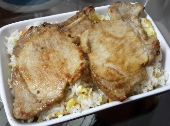 step5: 再在飯面放上豬扒