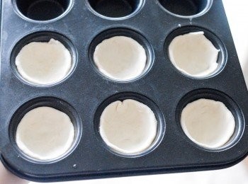 step2: 將酥皮印出圓形，然後放入馬芬模內