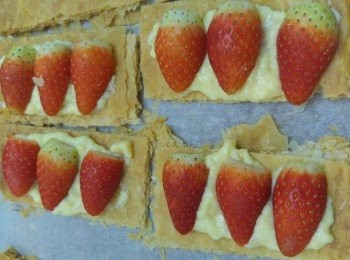 step6: <span class="group_2">吉士醬</span>塗面後放上士多啤梨,再在另一塊千層餅上塗上<span class="group_2">吉士醬</span>蓋上士多啤上。