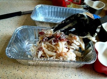 step9: 糕盆掃上油 , 將材料平均放入至八分滿 , 再用刀壓平靜待10分鐘