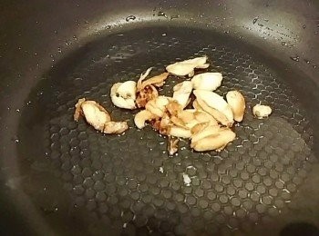 step5: 取炒鍋加入油 下蒜片用小火煸至酥香