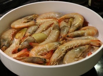 step5: 加入蝦用大火炒至變紅。