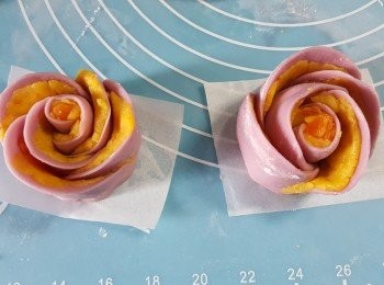 step10: 將底部用一張牛油紙放在底部(牛油紙作用是蒸起後不會痴碟)面略為整理一吓成花型狀