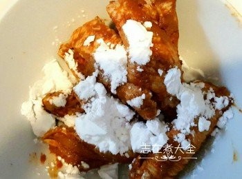 step2: 預熱一鍋油，雪櫃取出<a href="https://bit.ly/3zHU5V3" target="_blank" data-keyword="雞翼" class="guide-link"><strong>雞翼</strong></a> <span style="display:inline-block;vertical-align:middle;margin-top:-3px;color:initial;border-radius:3px;padding:2px 3px;font-size:12px;line-height:14px;background:#87d300;color:#fff;">即買</span> ，加入生粉拌勻