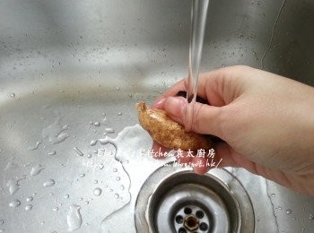 step2: 果皮洗淨浸水30分鐘後刮去囊