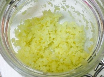 step1: 薑洗淨去皮，用手剁或用手提攪拌器攪成蓉。置於容器底部。放1茶匙鹽和糖於薑蓉面。