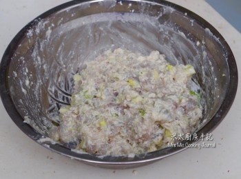 step3: 把所有材料和<span class="group_2">調味料</span>放入一個大碗中拌勻，揑成直徑約1寸的球狀。
