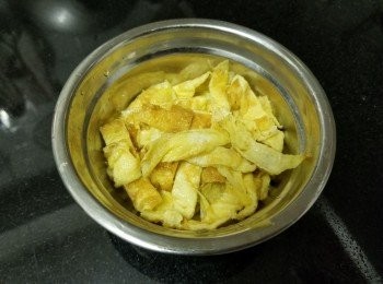 step6: 將雞蛋煎好，再切條備用