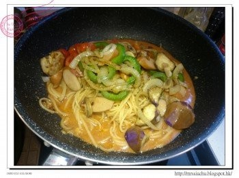 step7: 加入炒好的蔬菜、蕃茄及Parsley, 小火煮1-2分鐘至入味。