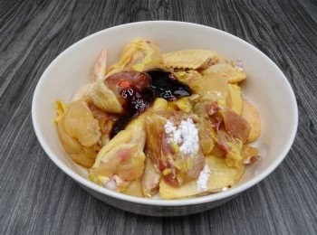 step1: 雞淨斬件， 用醃料醃半小時