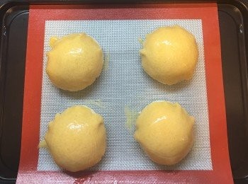 step9: 菠蘿皮上搽上蛋液。