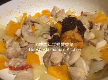 step4: 加入JIMMY'S 牌沙嗲醬和花生醬炒勻，