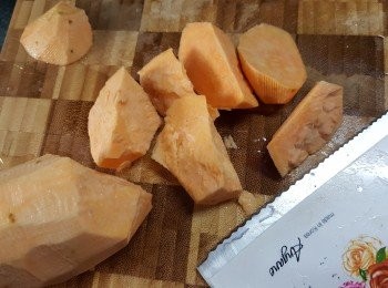 step2: 蕃薯刨去皮洗淨後,用菜刀切滾刀型(落刀時切少少不要切斷,用刀撬開成一件件)