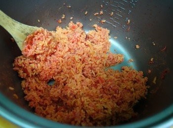 step3: 浸完之後再加點紅菜頭水，以正常煲飯的方式去煮。因為各人家裡的飯煲不一，我家裡的是水剛剛蓋過手指就OK。煮好之後顏色不如預期中的紅，但其實放涼後會慢慢變紅。待米飯稍為降溫，然後加入壽司醋，與米飯充分攪拌。