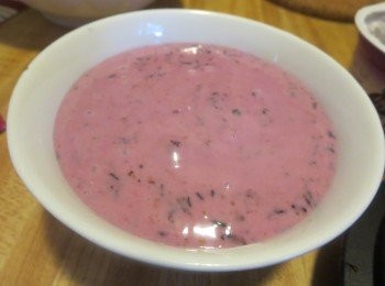 step2: 酸奶中再加入蓝莓，一起用搅拌机搅拌均匀；
奶油和20克糖混合，打至发泡，膨胀1倍左右；