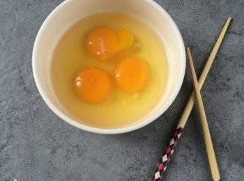 step3: 把雞蛋發打成蛋汁。