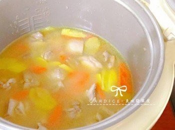 step4: 炒過的<span class="group_1">食材</span>，一起放入電子鍋加入3杯水拌勻。