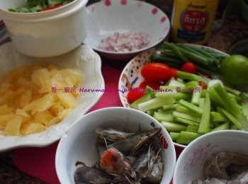 step1: 其他材料: 
粉絲 1包
西 份量隨意
車厘茄 份量隨意
蔥段2條
芫荽 1棵
乾紅葱頭 2粒
乾紅辣椒 1條
青檸檬   1個
魚露     1茶匙
泰式雞汁 2湯匙
花生小食份量隨意