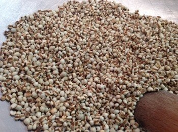 step1: 生薏米放入炒鍋中（不需加油）以小火炒至表皮焦黃。差不多花 45分鐘至 1小時才能炒至變黃色，可一次過炒多些，然後放入密封瓶裡儲存。