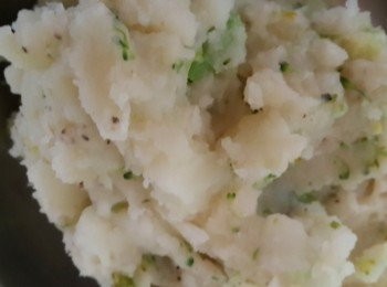 step2: 趁熱時將所有材料拌入馬鈴薯中搗泥狀 壓模~入烤箱15分~表面微焦脆即可^^