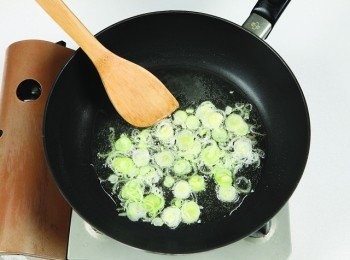 step4: 將食用油與大蔥放入平底鍋內，並以大火炒成蔥油。