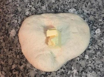 step4: 接著壓扁後放上無鹽奶油,揉到奶油完全被麵糰吸收即可,