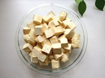 step2: 將一大片的原味豆乾切成9小塊。