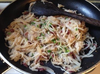 step4: 之後下蘿蔔絲炒至軟身、調味炒勻 (試味)、下生粉水煮至稠稠的，下蔥粒炒勻便可