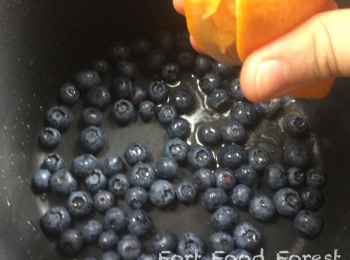 step1: 放新鮮藍莓入一個有蓋的單柄細煲(saucepan)內.
