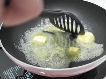 step8: 同一個鍋子倒入奶油~~ 邊炒奶油至融化!!!