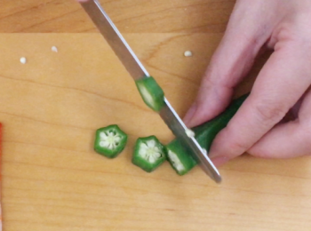 step1: 秋葵及蟹枊切粒。