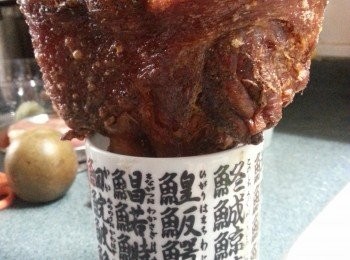 step7: 焗好後我會再用杯插起豬手灘一灘,待不會太熱才剪開肉(插起作用是令到油不會浸住皮)