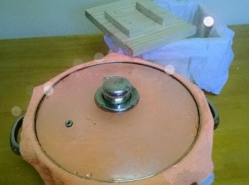 step7: 點好後蓋上鍋蓋，保溫靜止半小時,讓沉澱反應這就成為豆腐花了