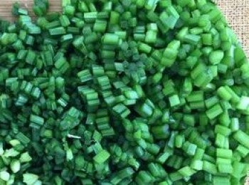 step3: 韭菜花洗淨切小段。