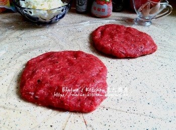 step7: 牛肉醃30分鐘後用手撻廿餘下 , 再分成兩份搓成漢堡扒狀備用