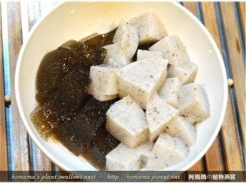 step2: 將黑木耳健康凍與黑木耳鮮奶凍自容器中倒出後，分切成小塊狀。