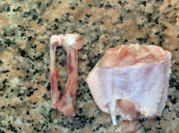 step8: 6)把所有雞肉全部剪下餘下雞骨(圖7),將雞肉反轉,雞皮向上(圖8)