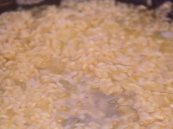 step8: 轉中火收乾米水，重覆步驟（7）直至意大利飯半熟程度