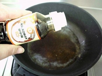 step2: 豬肉片炒香後起備用，同鍋加入<span class="group_1">照燒醬</span>材料煮滾