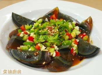 step6: 把所有材料拌勻放在皮蛋上，再加入適量豉油調味