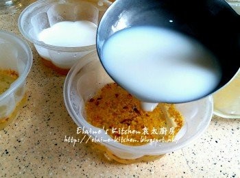 step8: 待表面凝固 , 取出再倒入適量的椰汁糖水 , 再放入冰箱冷藏15分鐘