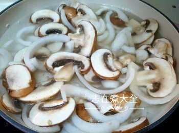 step4: 轉中火加入水份至水滾