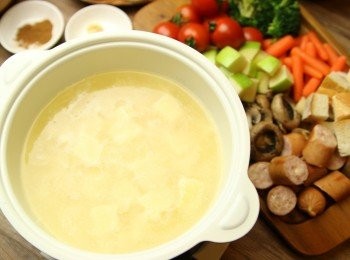 step3: 將白酒加入鍋中，用中小火溫度慢慢加熱。