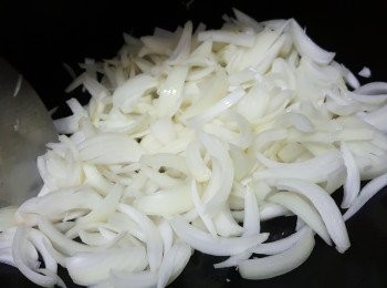 step5: 加入洋蔥絲炒香，贊花雕酒在鍋邊,炒勻