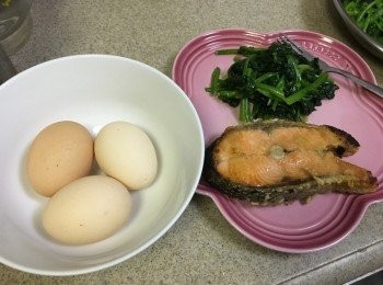 step1: 先將三文魚解凍或沖洗後用廚房紙印乾所有水份, 加少許鹽或胡椒粉於兩邊略醃, 平底鑊加少許油香煎兩邊至金黃色熟透, 下碟再用叉子起肉備用