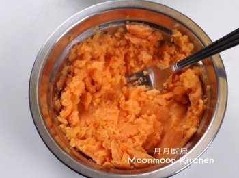 step27: 蕃薯分別煮熟，去皮，用义子壓成茸。