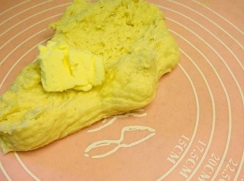 step6: 加入無鹽牛油。一開始會出現＂水油分離＂現象，看似完全不能將牛油混入麵團。但只要一直搓約５分鐘便會成功混合。