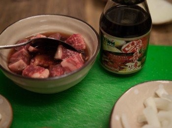 step3: 先將牛小排稍微醃過